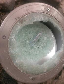 Vandali distruggono il faro della storica porta
