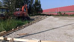 Pista di pattinaggio a rotelle, ruspe al lavoro in via Sauro