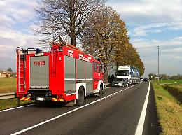 Auto contro un camion, paura sulla via Brescia