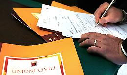 Unioni civili, via libera tra le proteste
