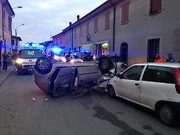 Incidente, auto si ribalta: 81enne in prognosi riservata