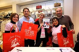 Tutti pazzi per la borsa rossa