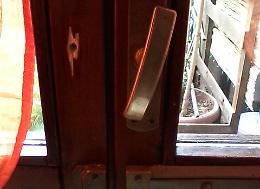 Intruso in camera da letto, ladro inseguito dai proprietari