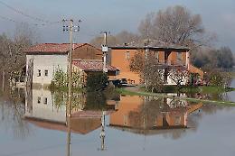 Scatta l'allarme sul Po, giornata di evacuazioni
