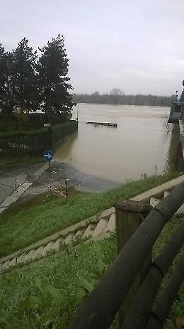 L'ondata di piena colpisce la zona rivierasca della città