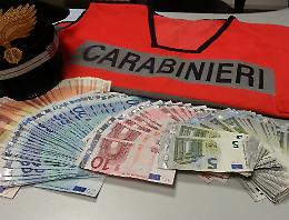Trova e restituisce 4.770 euro in contanti
