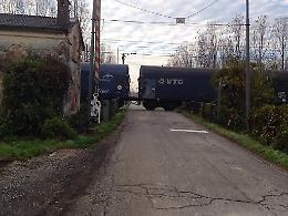 Sbarre su ma passa il treno, lo scuolabus si ferma in tempo