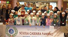 Studenti con le mani nel latte