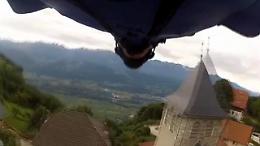 Acrobazie con la tuta alare: il basejumper sfiora il campanile
