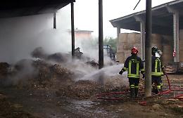 Le immagini dell'incendio in cascina