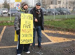 Sciopero della fame e catene davanti al carcere