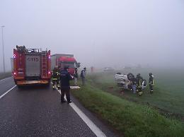 Auto contro camion si ribalta e finisce in un prato