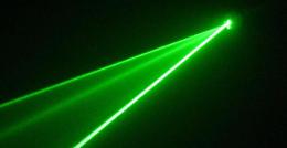 Usa puntatore laser contro un vicino