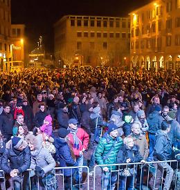 Fine d'anno in piazza, brindisi e band giovani
