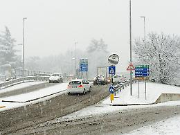 E' arrivata la prima neve, Comune e Aem già operativi