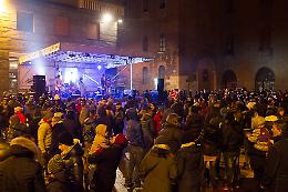 Tanta gente alla festa in piazza
per salutare il nuovo anno