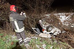 Auto si ribalta in un fosso, grave un ragazzo di 29 anni