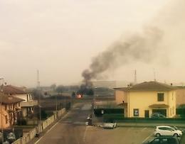 Le immagini dell'auto divorata dalle fiamme