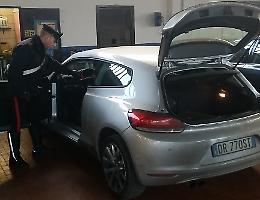 Malviventi in fuga su un'auto rubata, i Cc la bloccano