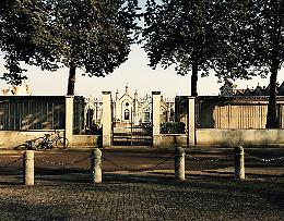 Rubati i fiori al cimitero