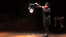 Le bolle di sapone a teatro: sembrano opere d'arte