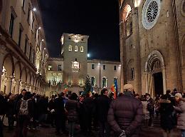 In silenzio per i morti francesi