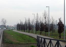 Via due chilometri di cavi, la ciclabile resta al buio
