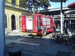Fiamme da un treno merci, paura alla stazione e ritardi