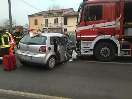 Auto contro mezzo dei Vigili del Fuoco in emergenza. Ferite serie per una 40enne