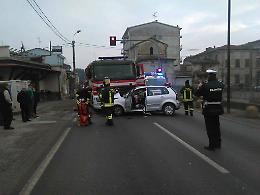 Auto contro il mezzo dei Vigili del Fuoco