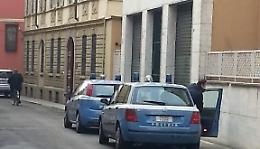 Scontri in via Mantova, prognosi altamente riservata per il 50enne