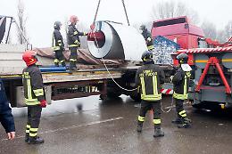 Le immagini delle operazioni di recupero del carico perso del camion