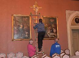 Arrivato il crocifisso delle polemiche