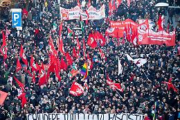 La manifestazione antifascista a Cremona: il corteo, l'assalto, i danni