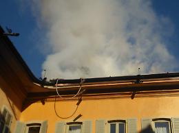 Fiamme in un sottotetto di via Frecavalli