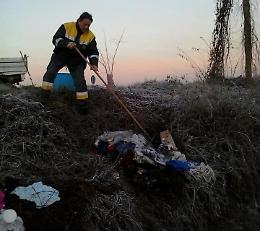 Quintali di vestiti nella roggia