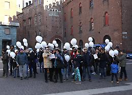 Le foto del presidio contro la violenza in piazza Stradivari