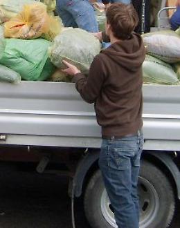 Rubati i sacchi degli abiti per la beneficenza