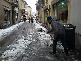 La neve blocca il centro città