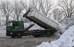 Sgombero della neve, via vai continuo di camion