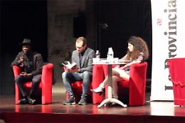 Antonio Dikele Distefano presenta il suo libro 'Fuori piove, dentro pure, passo a prenderti?' al Caffè Letterario di Crema