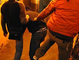 Bulli aggrediscono 12enne: calci e pugni,  indaga l'Arma