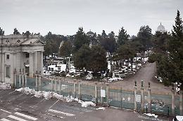 Neve, il cimitero rimane chiuso: rabbia per le salme in attesa