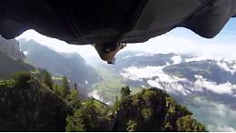 Discesa da brividi con la wingsuit: il paracadutista sfiora le rocce