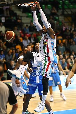 Vanoli battuta da Sassari (74-63)