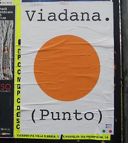 Manifesti misteriosi sui tabelloni delle affissioni 