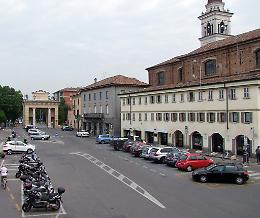 Ruota panoramica in piazza Garibaldi
