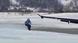 Snowboard agganciato all'aereo: l'impresa a 125 km/h