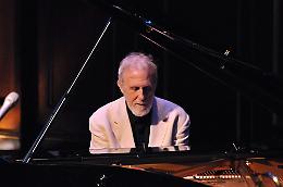 'Aperitivo in Concerto'. Il pianista Blake con Hartley e MacAdam-Somer al Teatro Manzoni