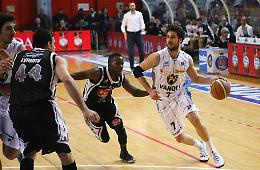 Che battaglia al PalaRadi, Vanoli supera 81-77 Caserta